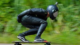 Camaquense Luciano Mendes é destaque nacional no Skate Downhill