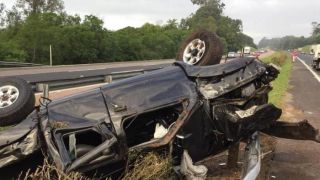 Motorista capota carro, é atropelado e morre na freeway