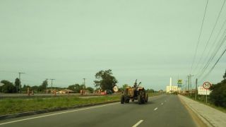 Trator é flagrado andando na contramão em rua lateral da BR-116 em Camaquã