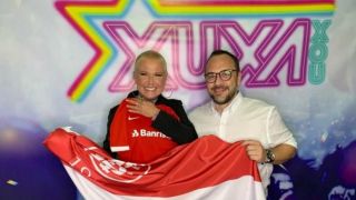 Xuxa ganha camisa e bandeira do Inter em seu retorno a Porto Alegre