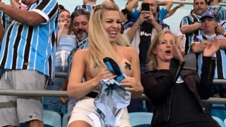 Torcedora do Grêmio se empolga e mostra partes íntimas na Arena; veja
