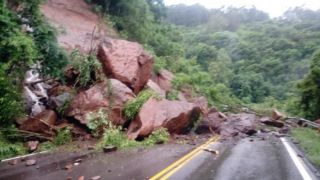 Queda de barreira bloqueia totalmente trânsito na RS-122, na Serra