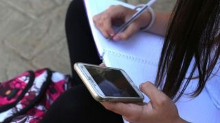 Vereadores aprovam requerimento que solicita proibição de celulares em escolas de Camaquã