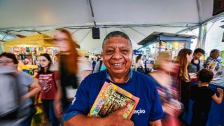 Aos 70, aposentado aprende a ler e compra primeiro livro na Feira: "Não sei se mereço tanto"