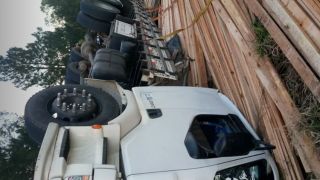 Caminhão carregado de tábuas tomba na ERS - 350 em Chuvisca