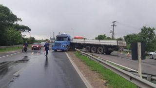 Acidente com carreta causa congestionamento na BR-290, na chegada a Porto Alegre