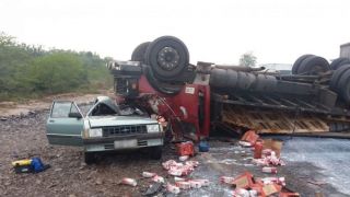 Caminhão capota e deixa um ferido grave na BR-386, em Nova Santa Rita