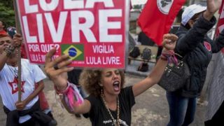 Entorno da PF em Curitiba tem vigília à espera da soltura de Lula