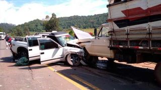 Quatro pessoas ficam feridas após acidente entre carro e caminhão em Candelária