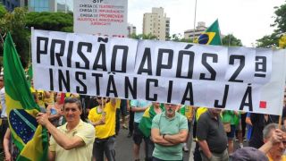 Centenas vão às ruas de Porto Alegre pela prisão em segunda instância