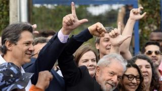 Lula deixou mala e manteve fotos na parede após 580 dias em cela de 15 m²