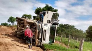 Caçamba carregada com cascalho tomba no interior de Dom Feliciano