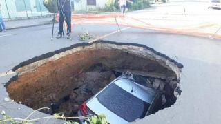 Asfalto cede e carro cai em cratera em Flores da Cunha