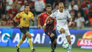 Grêmio acumula erros e perde para o Athletico-PR por 2 a 0