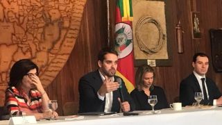 "O governo não tem uma ideia fixa", afirma Eduardo Leite sobre mudanças no plano do magistério