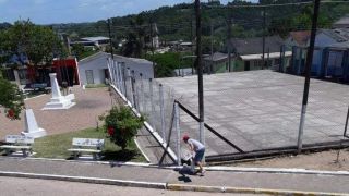 Prefeito de Amaral Ferrador é flagrado por morador juntando lixo no centro da cidade 