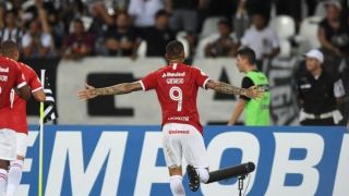 Com gol de Guerrero, Inter vence Botafogo e segue na zona da pré-Libertadores