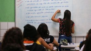 Aluno no Brasil falta mais e perde mais tempo de aula com bagunça