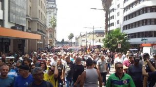 Milhares de servidores da segurança protestam contra ações do governador em Porto Alegre