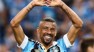Lateral Léo Moura anuncia saída do Grêmio