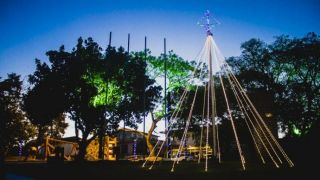 Árvore de Natal ilumina a Praça Os Pioneiros em Cristal