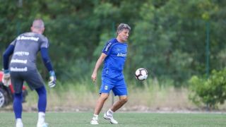 "Propostas estão na mesa", diz Romildo sobre renovação de Renato com o Grêmio