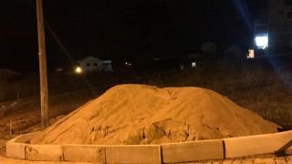 Motorista reclama do monte de areia que atrapalha o tráfego na Rua Cândido Godoy