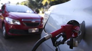 Preço máximo da gasolina bate recorde e atinge R$ 5,85 o litro