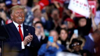 Em comício, Trump ironiza aprovação de impeachment na Câmara