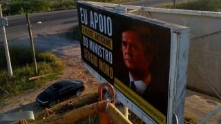 Outdoor de apoio ao ministro Sérgio Moro é instalado junto à BR-116, em Camaquã