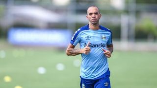 Com risco de prejuízo milionário, Grêmio traça estratégias para liberar Diego Tardelli e André