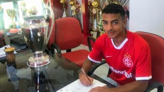 Filho do ex-volante Tinga assina contrato com o Inter