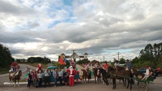 Cavaleiros do CTG Tapera  Grande de Chuvisca participaram da cavalgada do bem