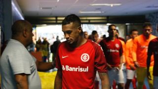 Irritado com arbitragem, Inter quebra protocolo e deixa taça de vice e medalhas na Arena
