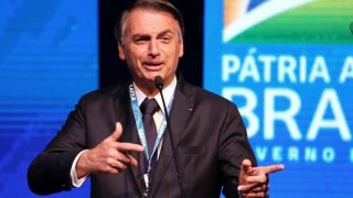 Bolsonaro defende releitura da ditadura militar no cinema e questiona: "Há quanto tempo a gente não faz um bom filme no país?"