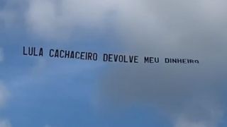 Lula processa dono da Havan por faixa que chama ex-presidente de "cachaceiro"