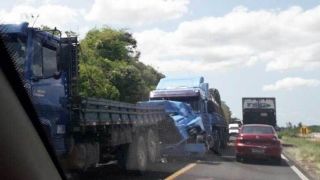 Caminhão de Cerro Grande do Sul se envolve em acidente na BR-116