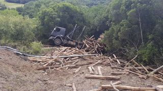 Caminhão Romeu e Julieta carregado de madeira sai da pista na ERS-350, em Chuvisca