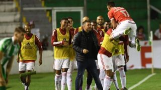 Apesar do otimismo de Coudet, Inter segue busca por um meia e um atacante