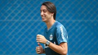 Cirurgia no joelho de Geromel é bem sucedida, informa nota do Grêmio