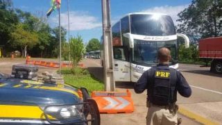 PRF apreende 10kg de maconha com adolescente em ônibus