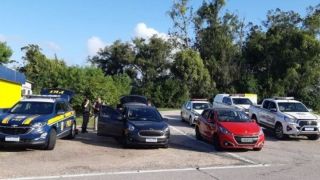 PRF e BM prendem dois casais com dois carros roubados em Pelotas