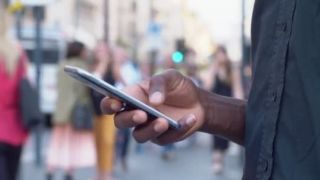 Homem é vítima de furto após emprestar aparelho celular