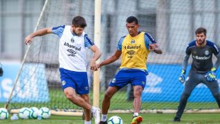 Estreia ou improvisação? Ausência de Geromel dá indício de mudança na zaga contra o Santos