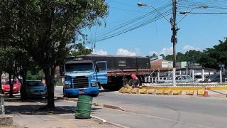 Carreta colide contra rótula da faixinha em Camaquã