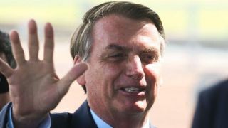 "É um colado ao outro", diz Bolsonaro sobre preço de combustível e alta do dólar