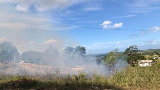 Bombeiros combatem fogo na beira da ERS-350 em Chuvisca