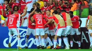Inter atropela a Univerdad Católica por 3 a 0 em jogo de alta voltagem