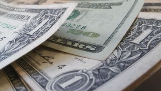 Dólar à vista fecha em alta de 1,56%, a R$ 4,65