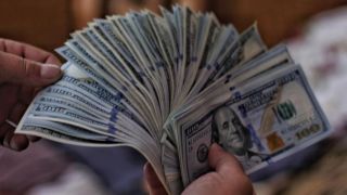 Dólar abre semana em alta e atinge R$ 4,79 em meio à turbulência econômica global